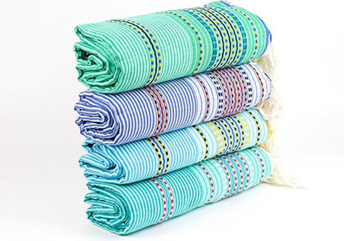 Serviette fouta légère et élégante sur le sable
