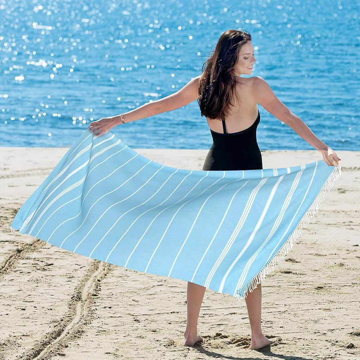 Fouta mode tendance portée de différentes façons en France
