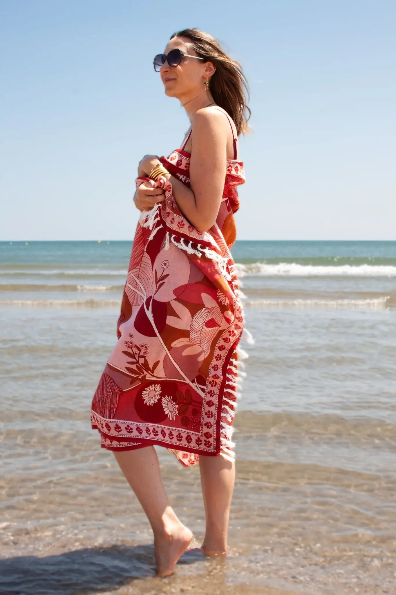 Personne en robe de plage sur la mer.