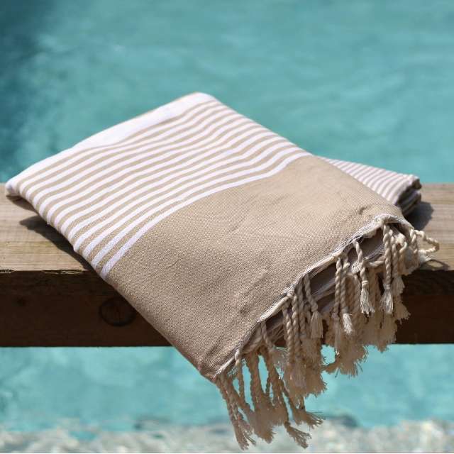 choix serviette-fouta-vs-serviette-traditionnelle-en-france