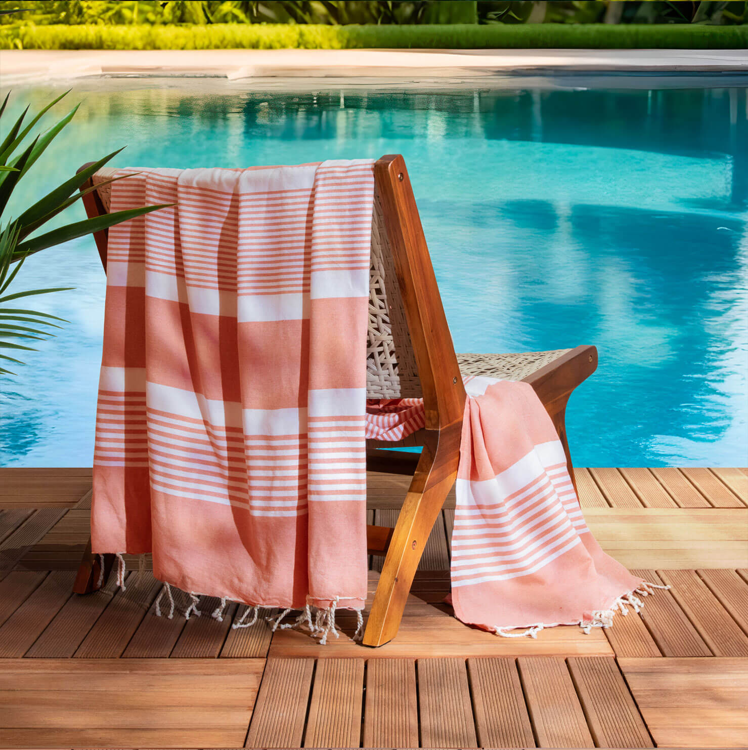 Serviette orange sur chaise près de la piscine.