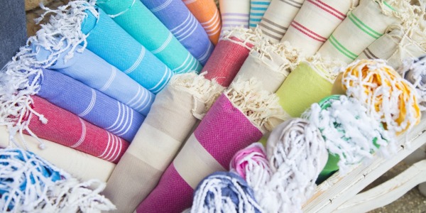 Serviettes colorées enroulées, présentation attrayante.