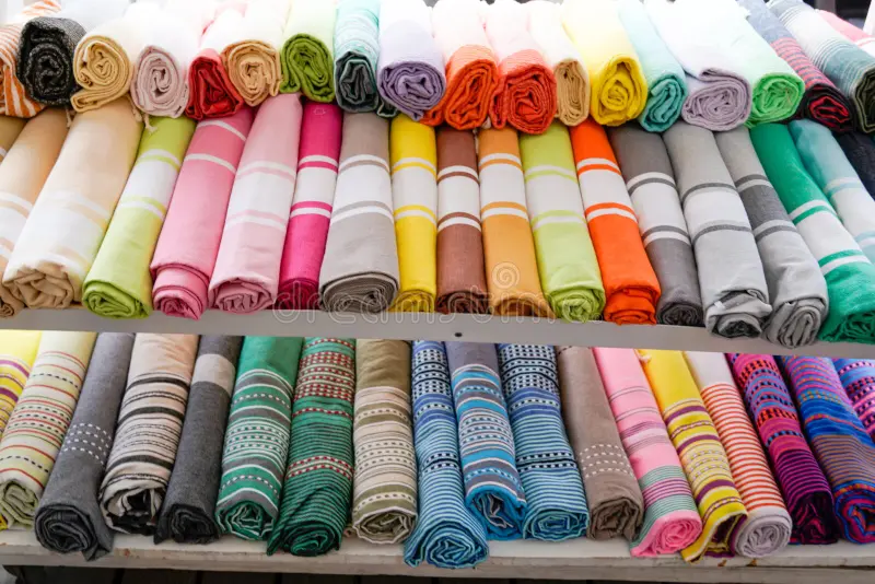 Étagères de tissus colorés pliés